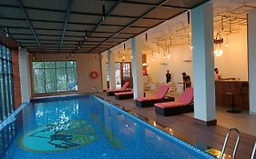 Jungle Lodge Resort & Spa